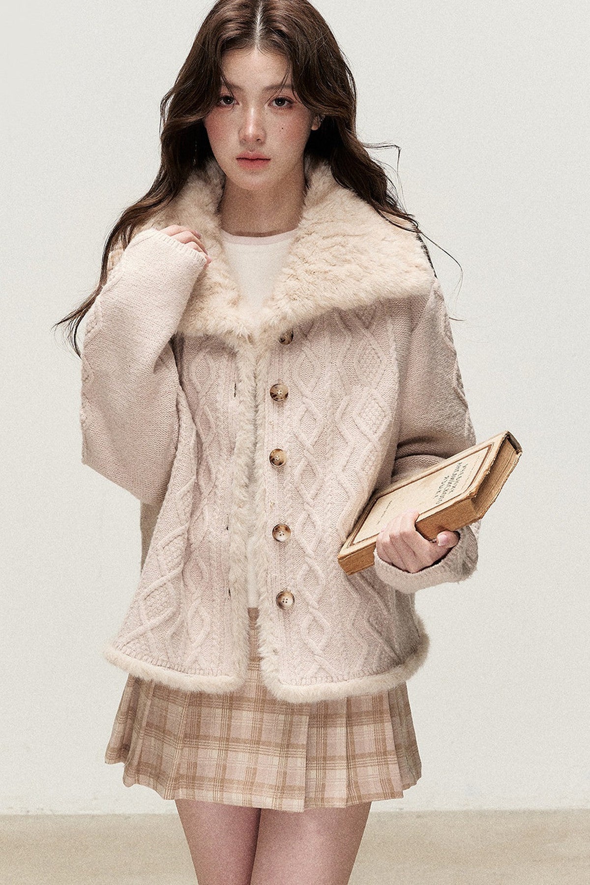 Strickpullover mit Kunstfellkragen in Ahornsirupfarbe