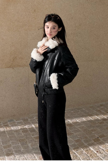Kurze Jacke aus strukturiertem Leder mit Stehkragen