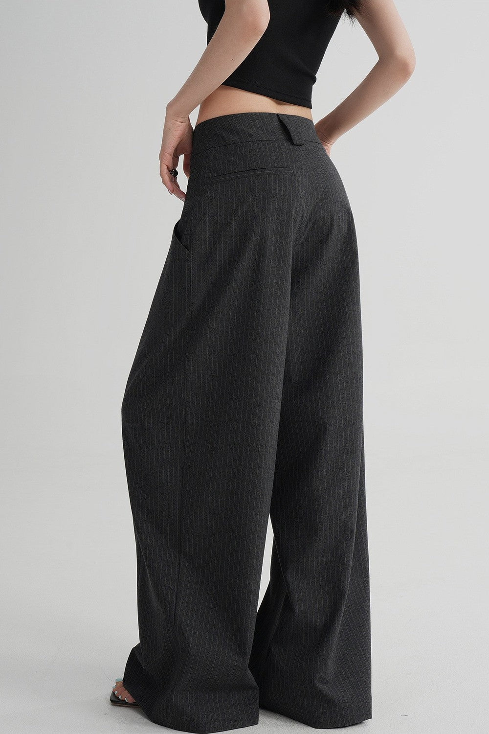 Hoch taillierte gestreifte Hose mit weitem Bein