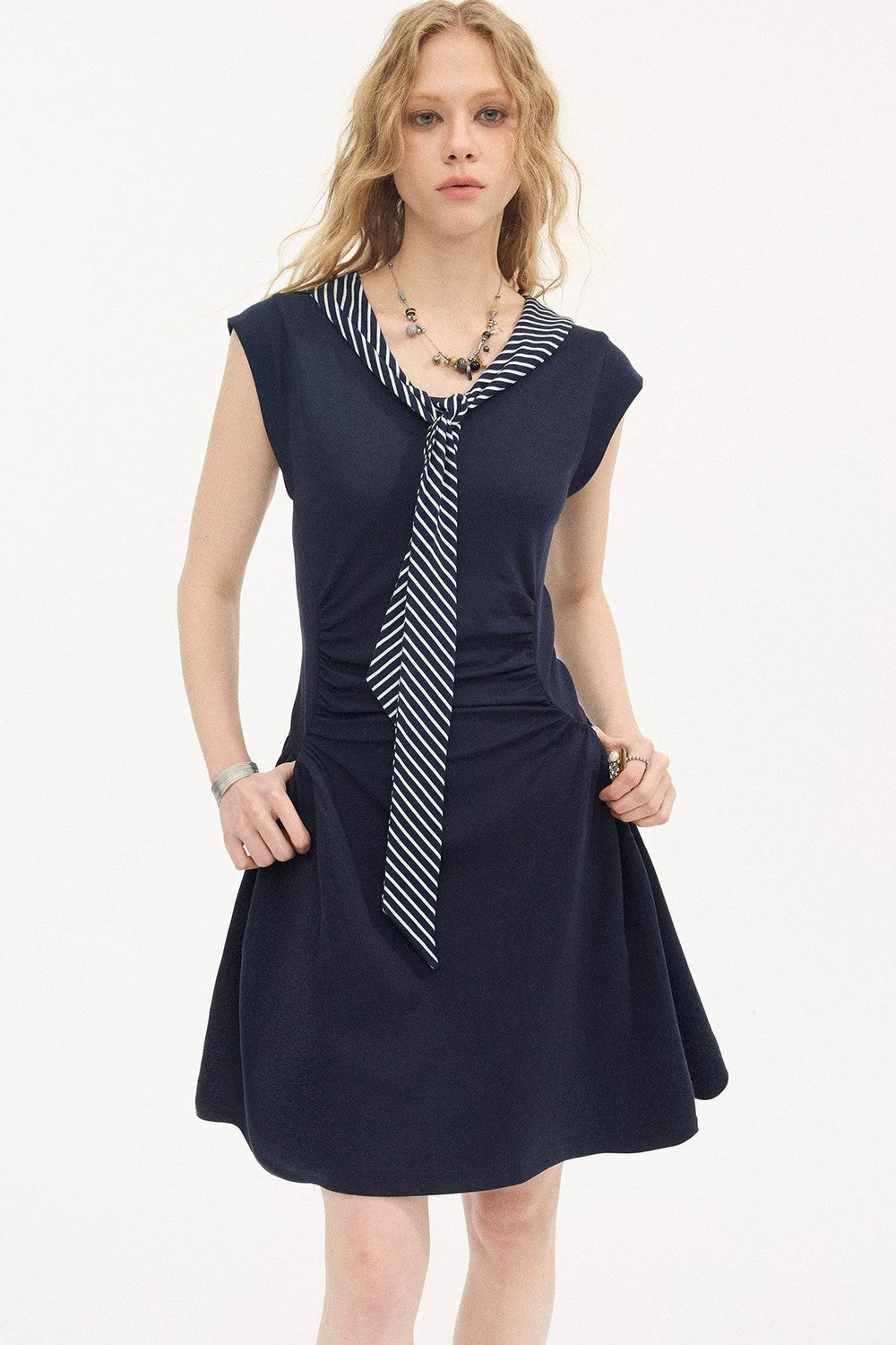 Vestido de cuello en V con mangas con volantes
