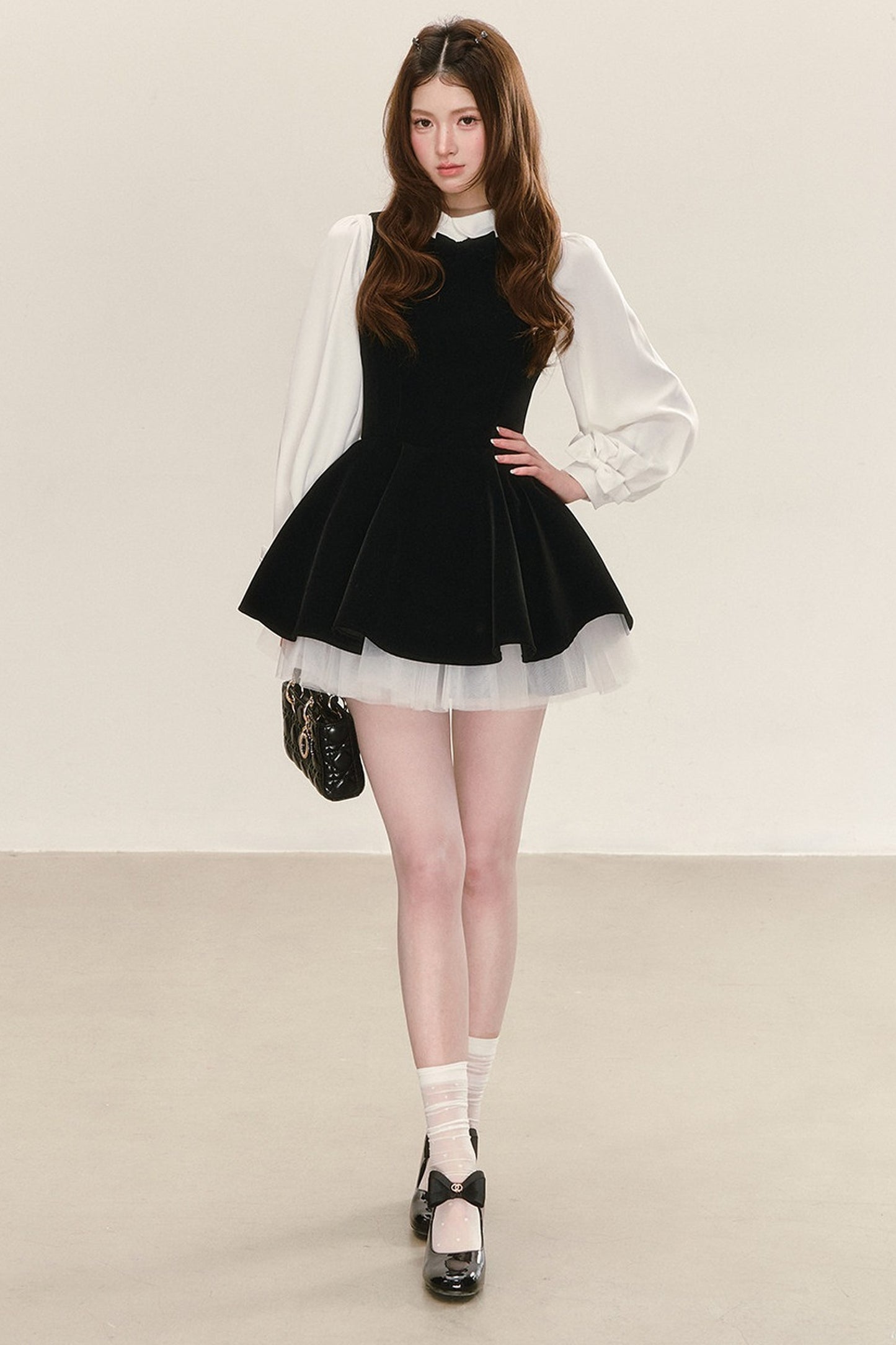 Conjunto de vestido de terciopelo negro con camisa