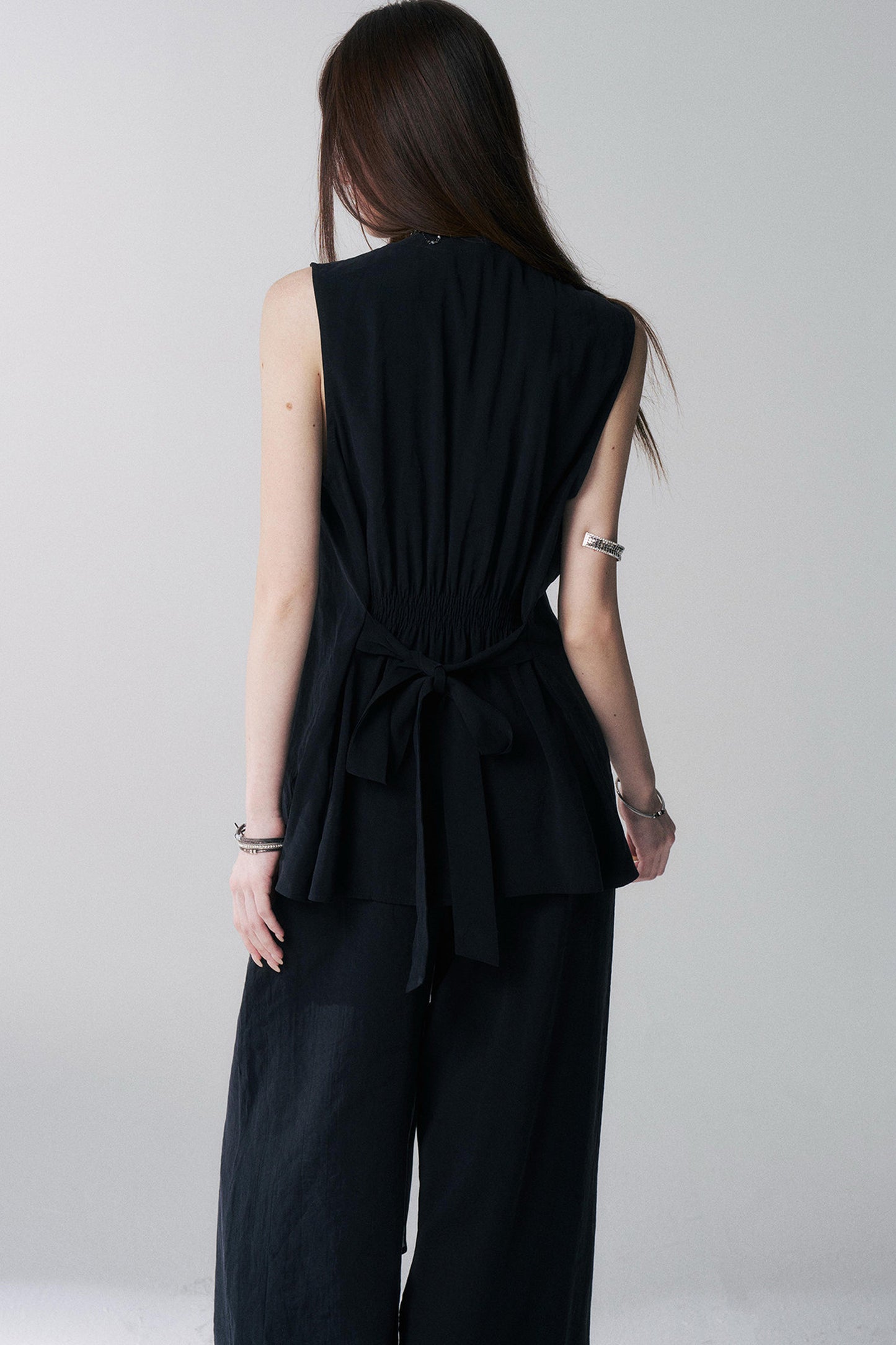 Completo coreano con maglia nera senza maniche