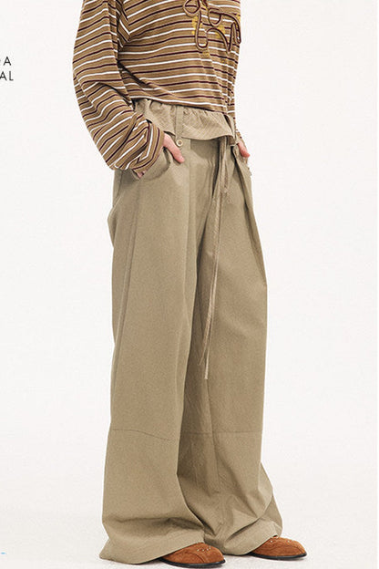 Pantalon droit à rayures et empiècements