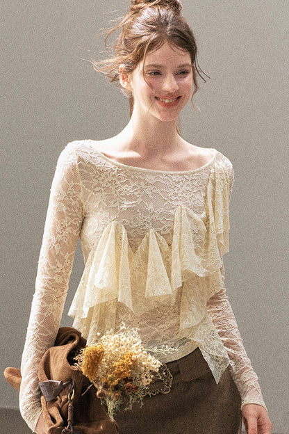 Blusa in pizzo traforato con volant