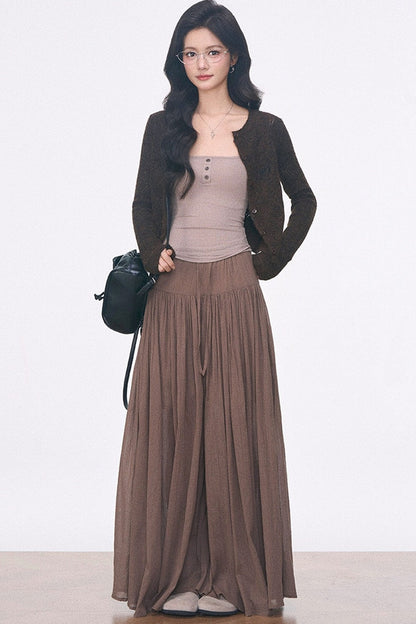 Ensemble coordonné avec cardigan en maille ajourée à manches longues, caraco et jupe-culotte