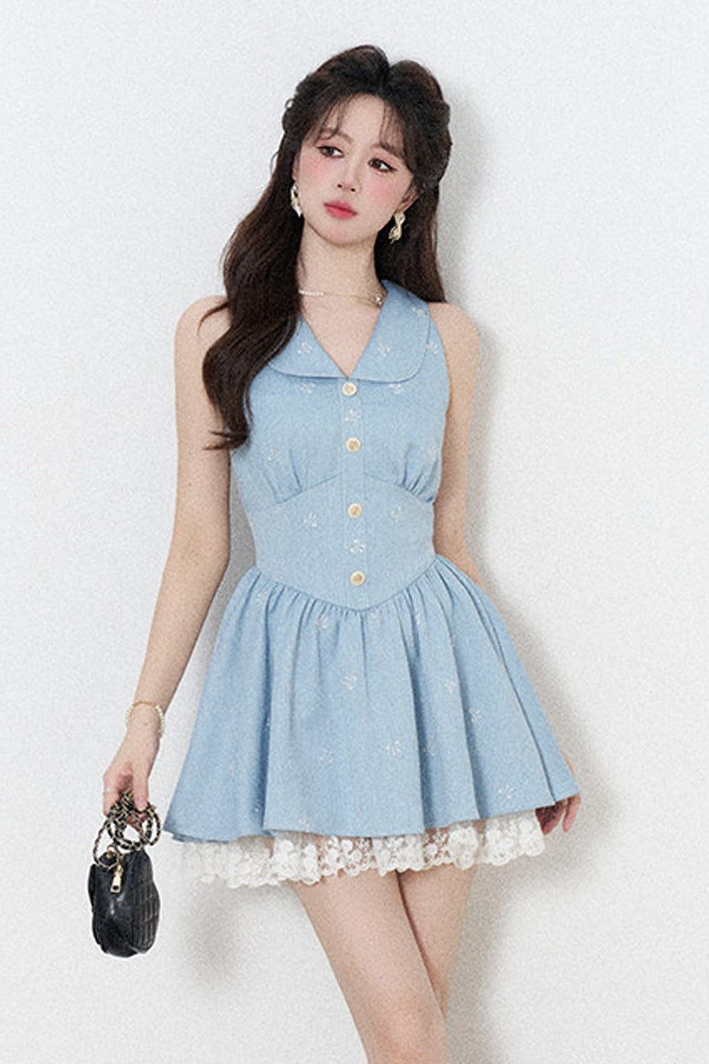 Blaues ärmelloses Kleid mit Reverskragen, Spitzeneinsatz und Rüschen