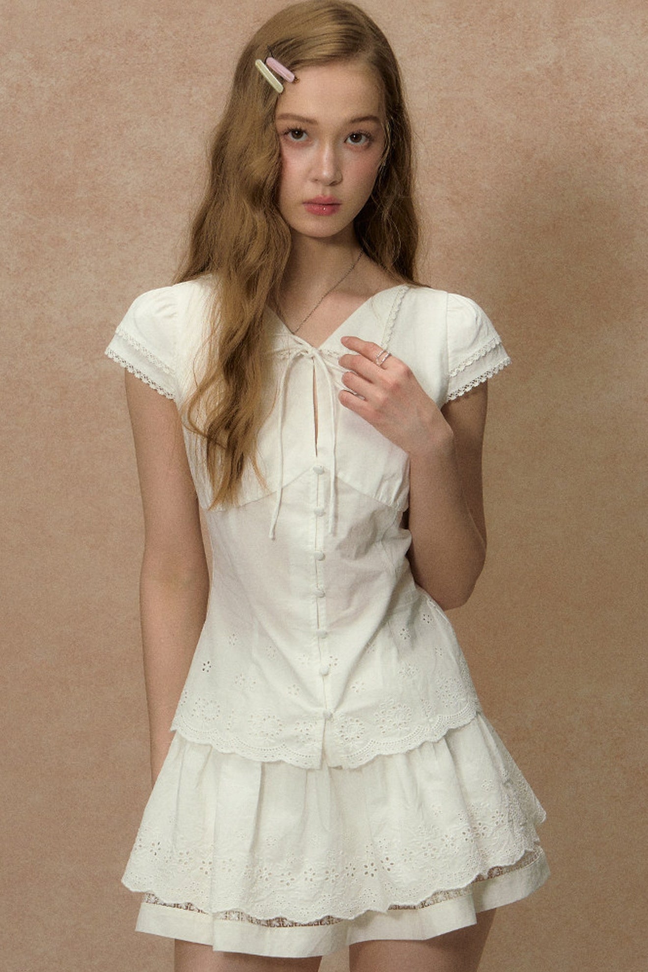 Weiße Bluse mit Spitzenbesatz