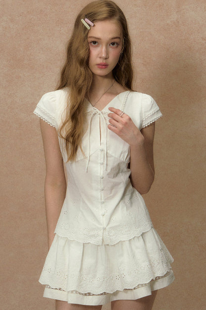 Weiße Bluse mit Spitzenbesatz