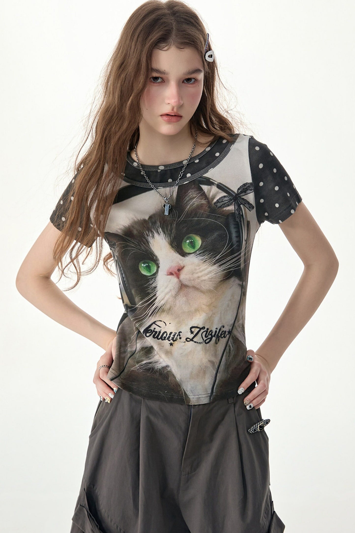 T-Shirt mit Katzenprint und Polka-Dots