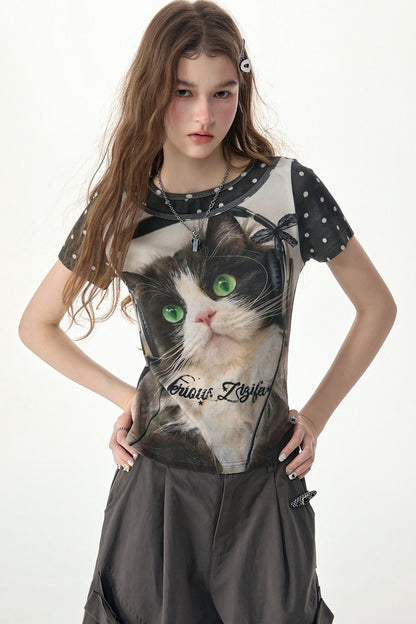 T-Shirt mit Katzenprint und Polka-Dots