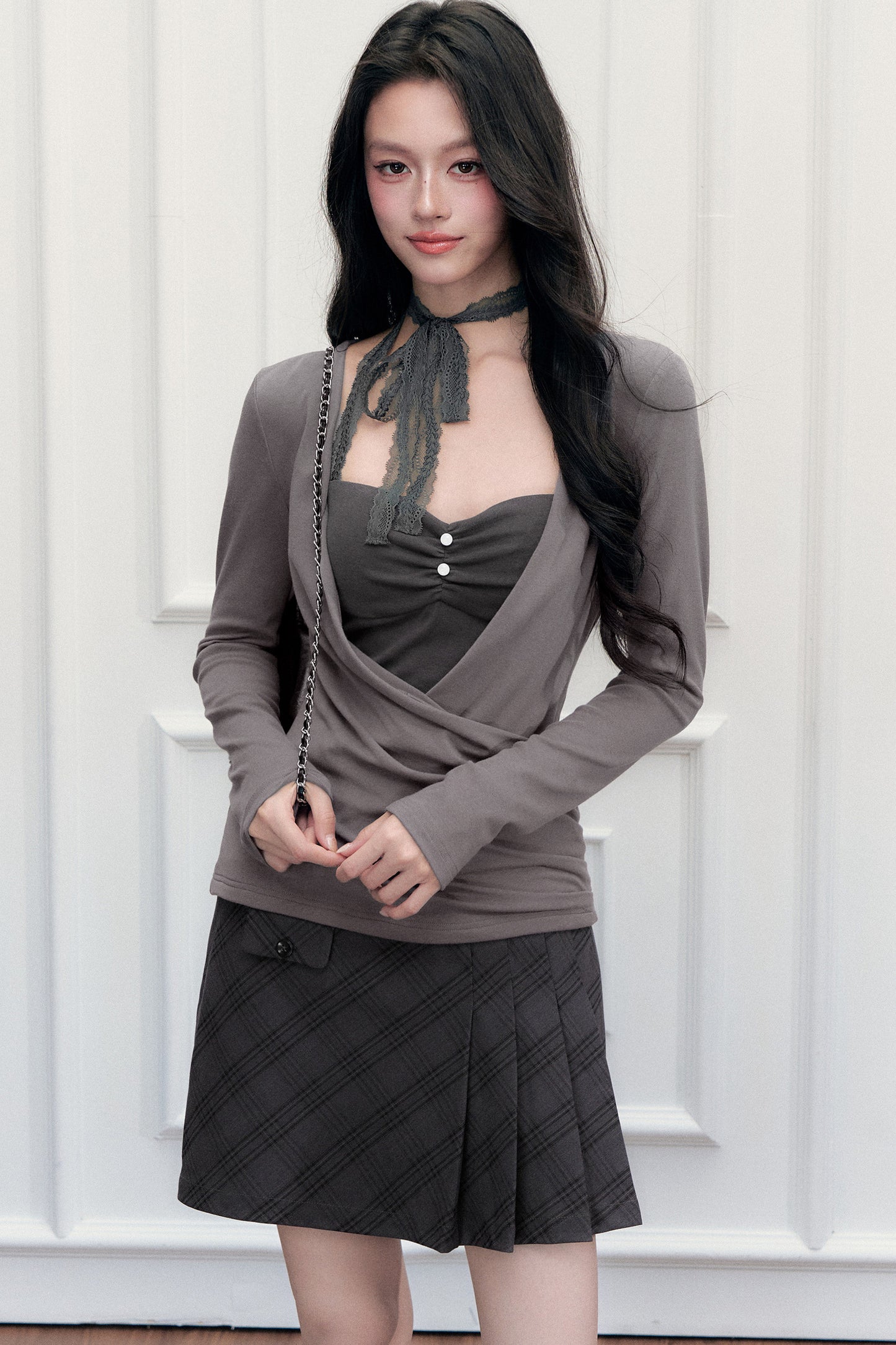 Conjunto preppy de top con tirantes y falda