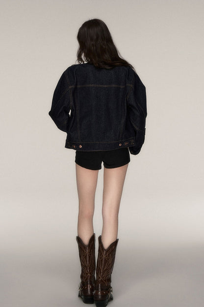 Klassische kurze Jeansjacke
