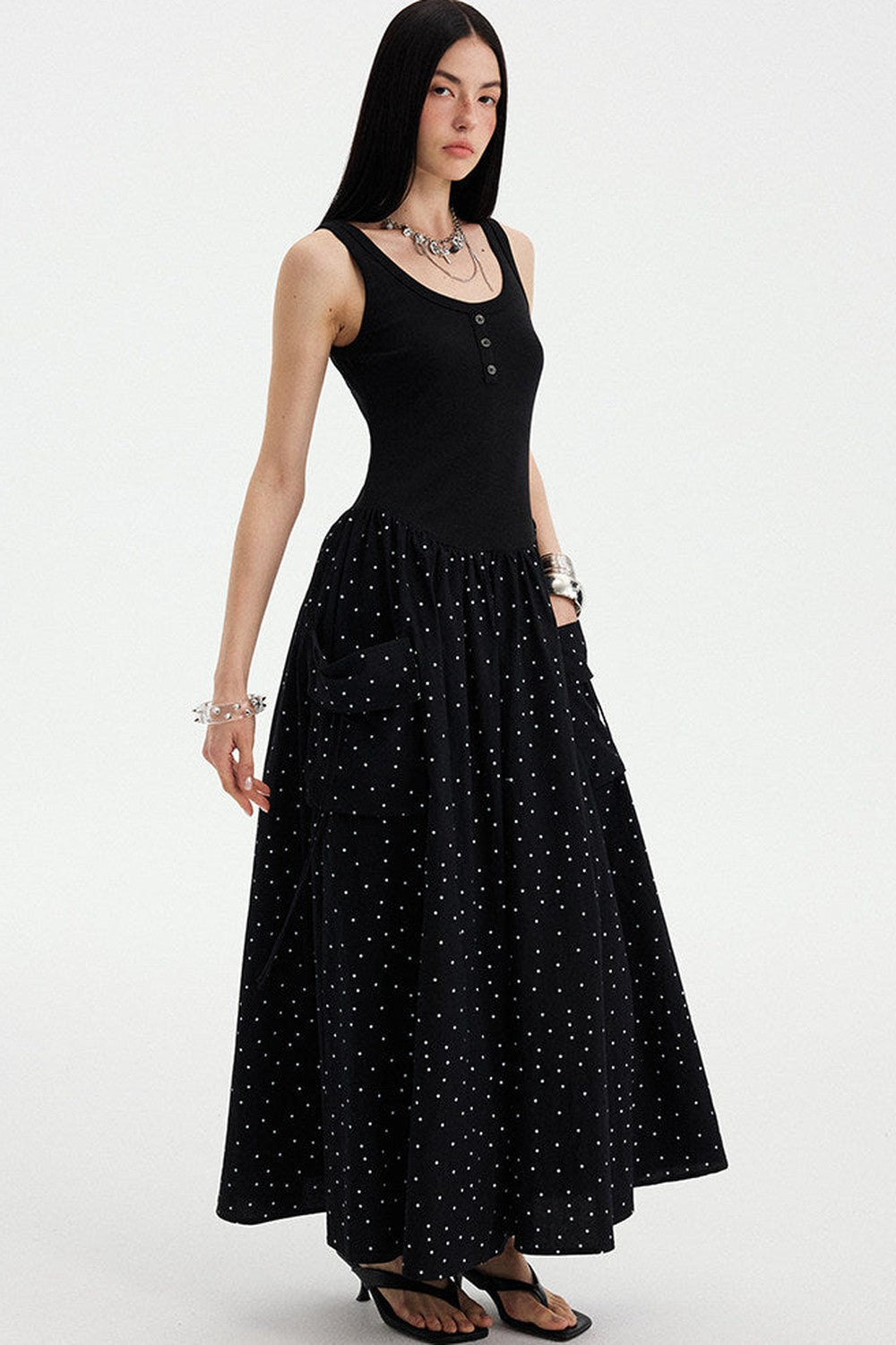 Vestido maxi evasé sin mangas de lunares