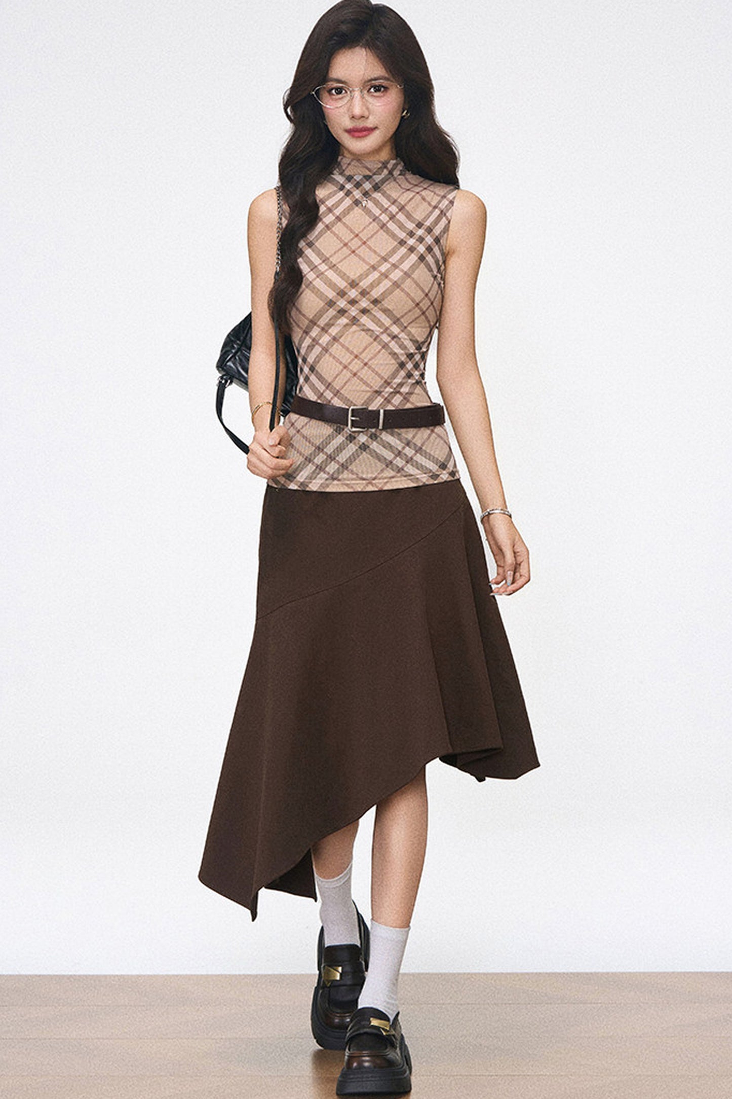 Completo con gilet in rete a quadri e gonna midi