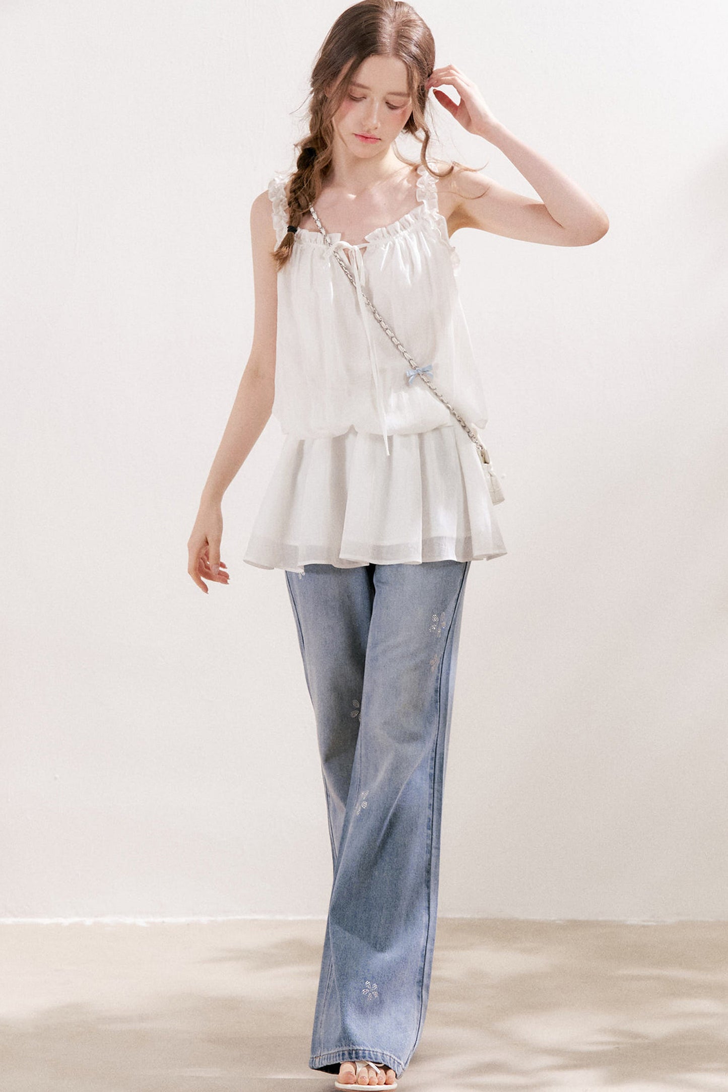Jean en denim bleu avec fleur à cinq pétales en strass