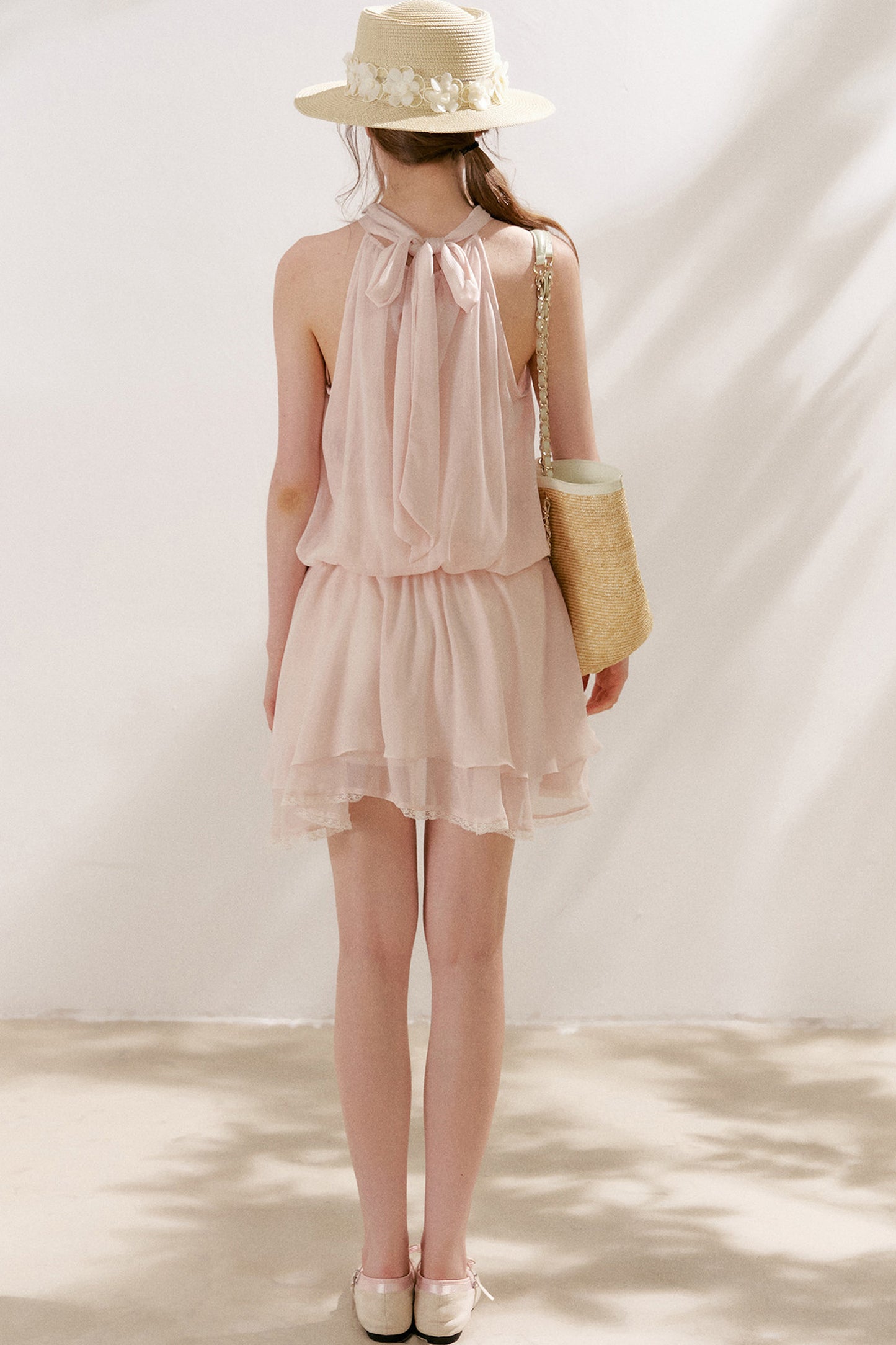 Abito smanicato con scollo all'americana in voile e pizzo
