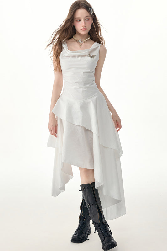 Weißes Kleid mit Wasserfallausschnitt und unregelmäßigem Saum