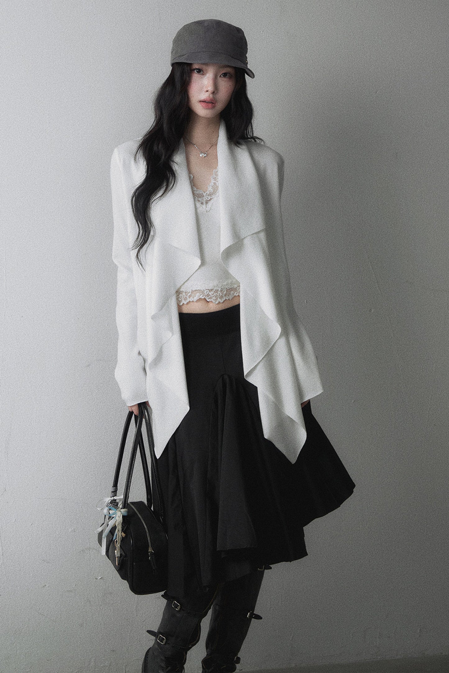 Asymmetrische Strickjacke mit gerüschtem Revers und langen Ärmeln