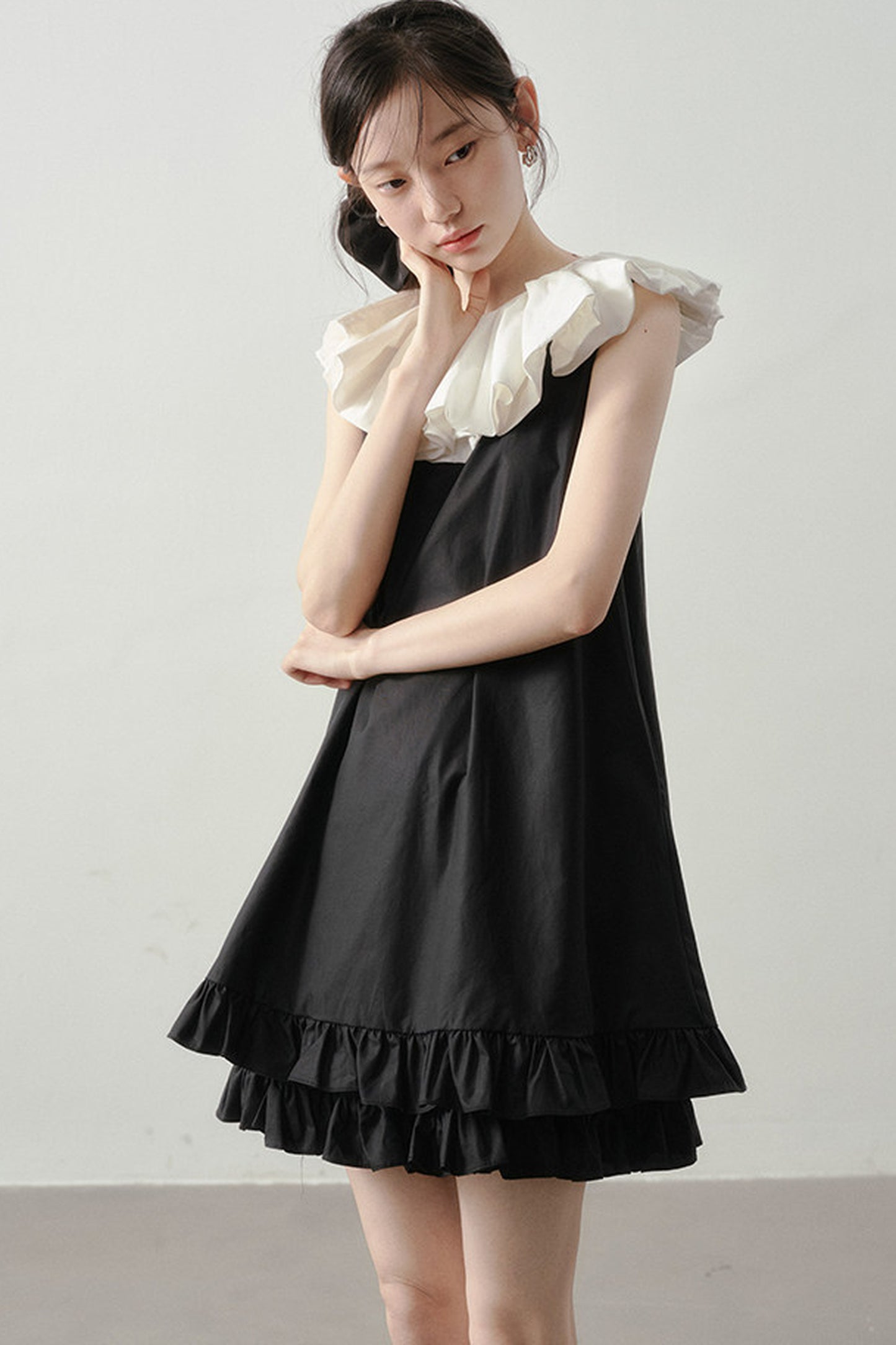 Black White Contrast Ruffle Collar Sleeveless Dress