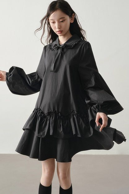 Robe noire asymétrique à volants et manches lanternes