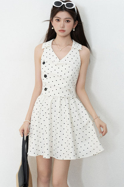 Vestido blanco de lunares con escote en V
