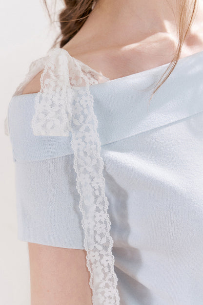 Top in maglia con spalle scoperte e fiocco in pizzo