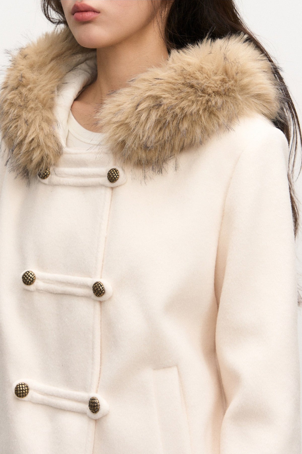 Conjunto de abrigo blanco de lana con cuello de pelo y falda