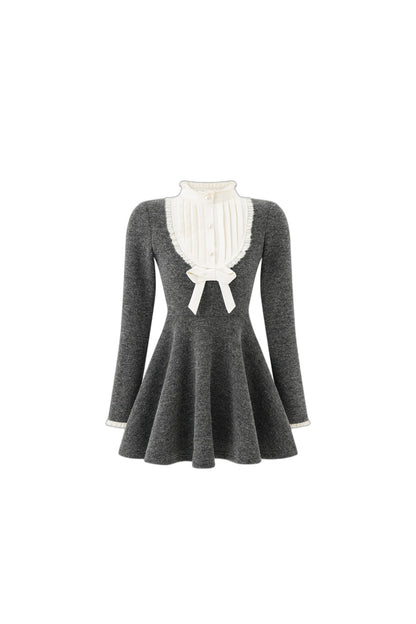 Robe grise à nœud à la taille