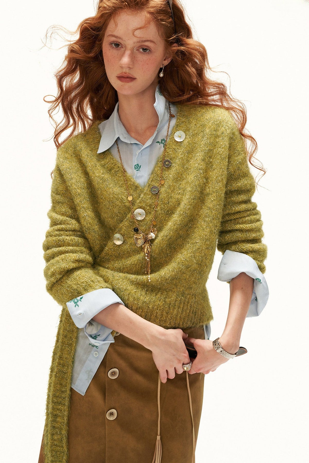 Pull en maille à boutons et liens croisés