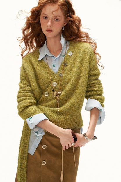 Pull en maille à boutons et liens croisés