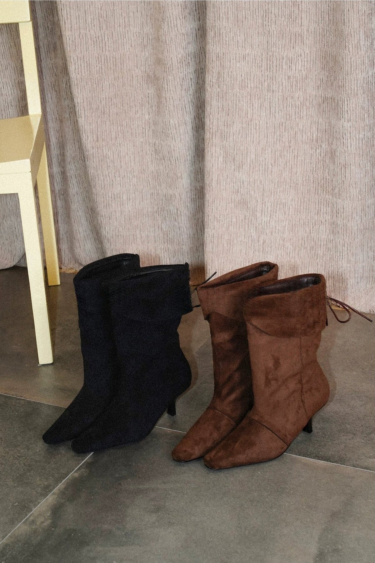 Faltbare, spitz zulaufende Stiefel mit Absatz und gerafftem Schaft