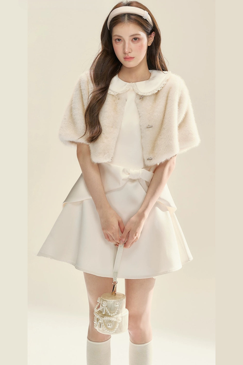 Weißes Kleid mit Schleifenkragen als Set