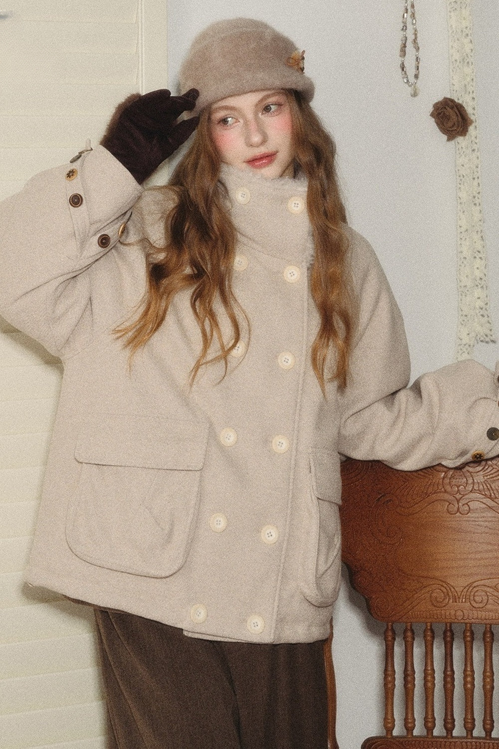 Kurze Daunenjacke mit Color-Blocking und Pelzkragen
