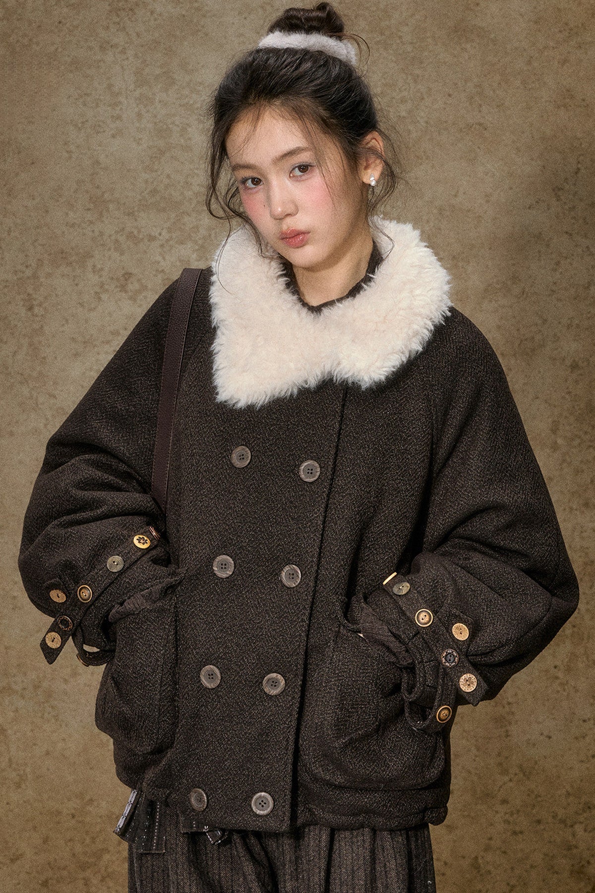 Kurze Daunenjacke mit Color-Blocking und Pelzkragen