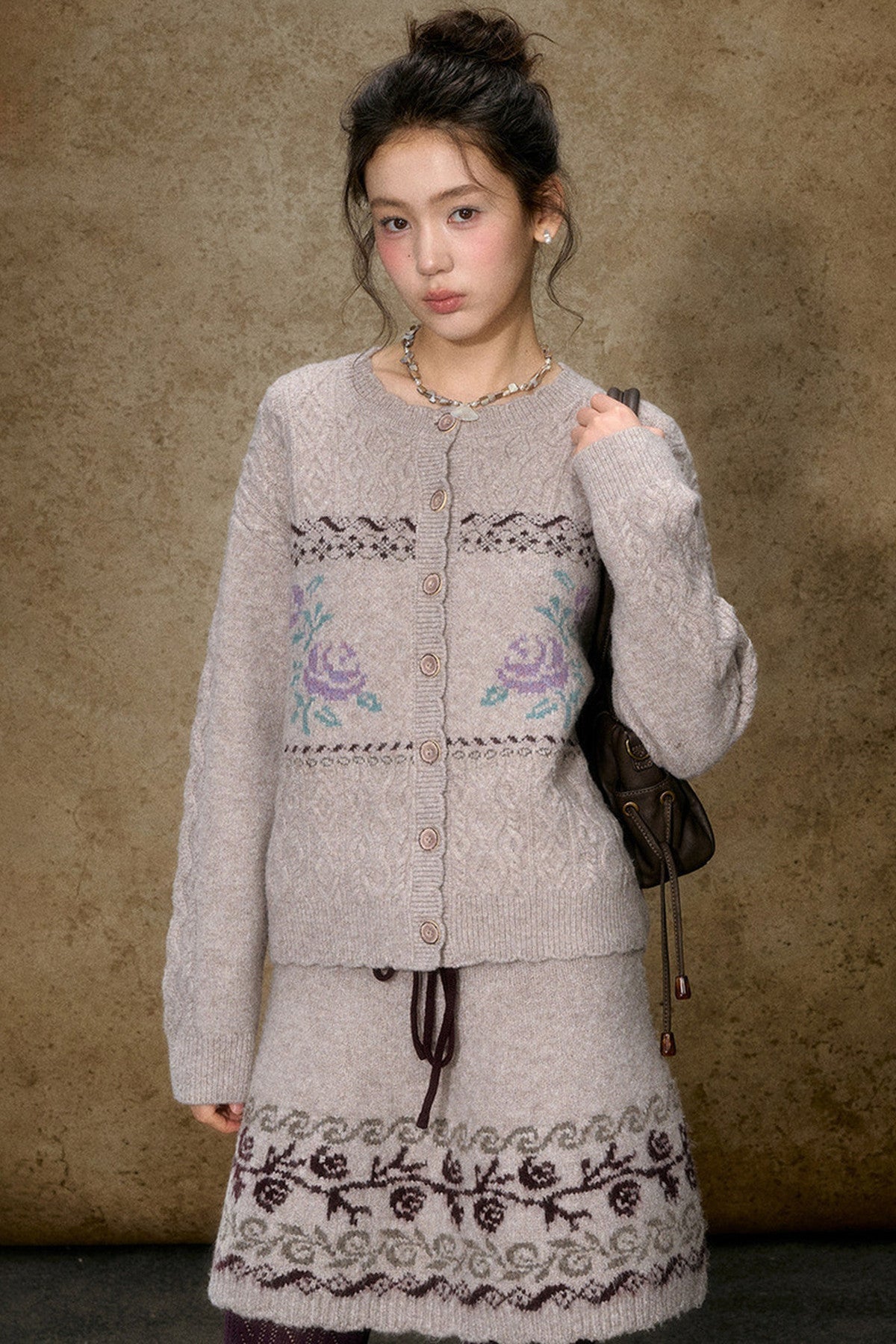 Completo con cardigan e gonna a maglia jacquard floreale
