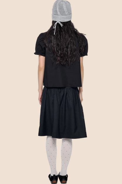 Blusa con cuello de encaje y mangas abullonadas