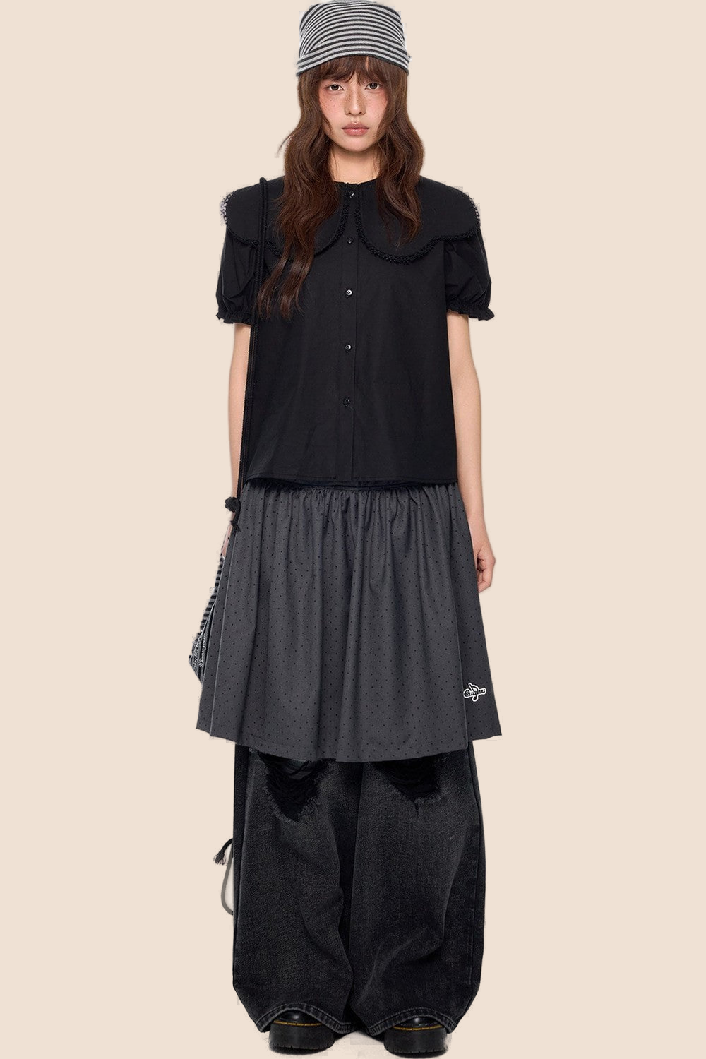 Blusa con cuello de encaje y mangas abullonadas