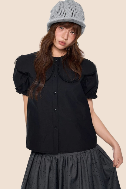 Blusa con cuello de encaje y mangas abullonadas
