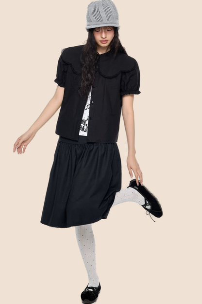 Blusa con cuello de encaje y mangas abullonadas