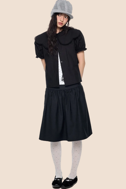 Blusa con cuello de encaje y mangas abullonadas