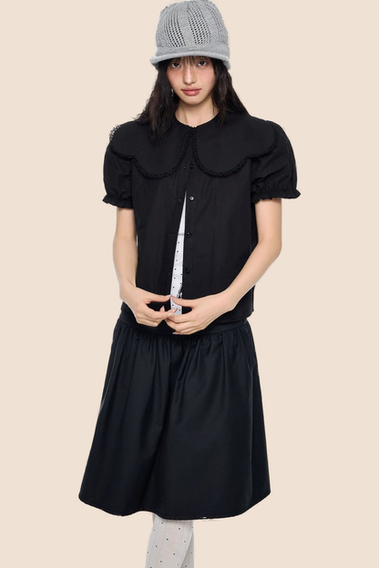 Blusa con cuello de encaje y mangas abullonadas
