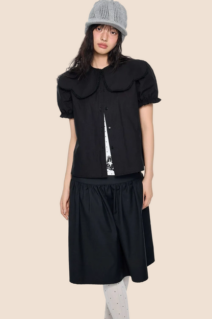 Blusa con cuello de encaje y mangas abullonadas