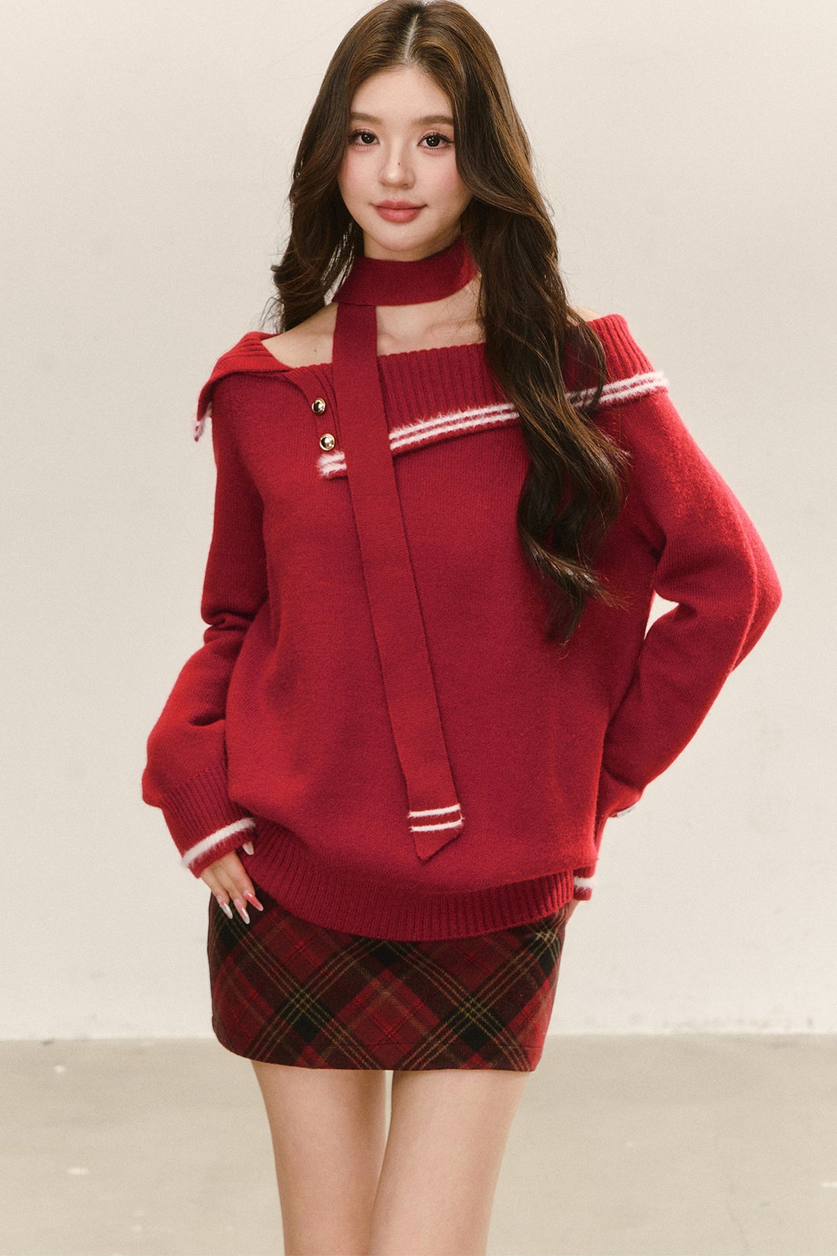 Ensemble pull tricoté rouge à épaules dénudées