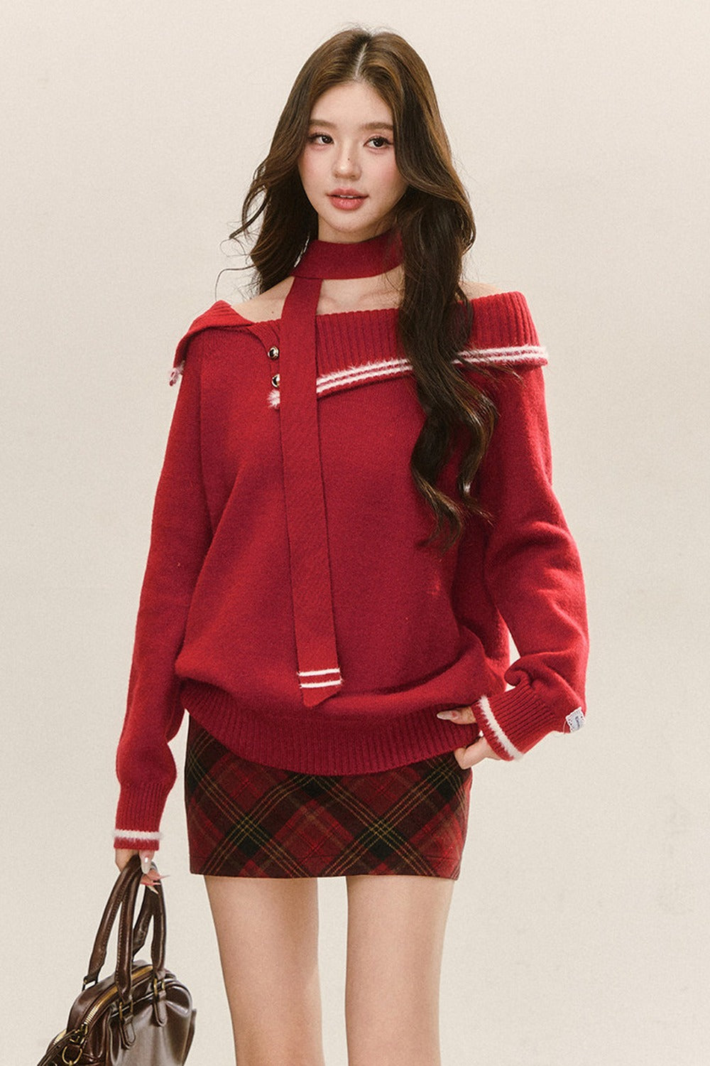 Ensemble pull tricoté rouge à épaules dénudées