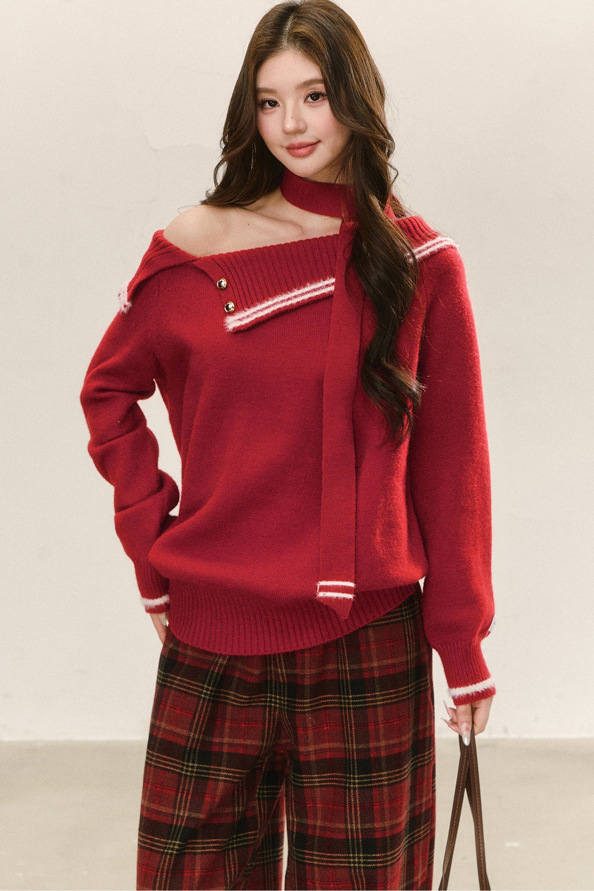 Ensemble pull tricoté rouge à épaules dénudées