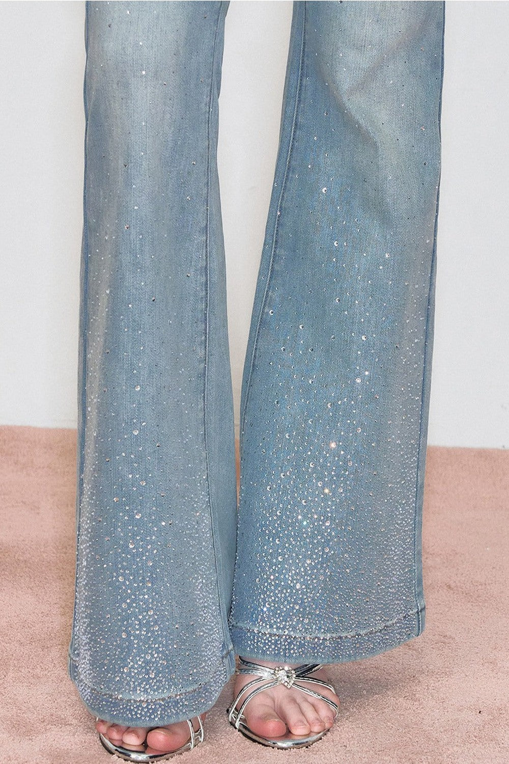 Retro-Jeans mit Strass und ausgestelltem Bein