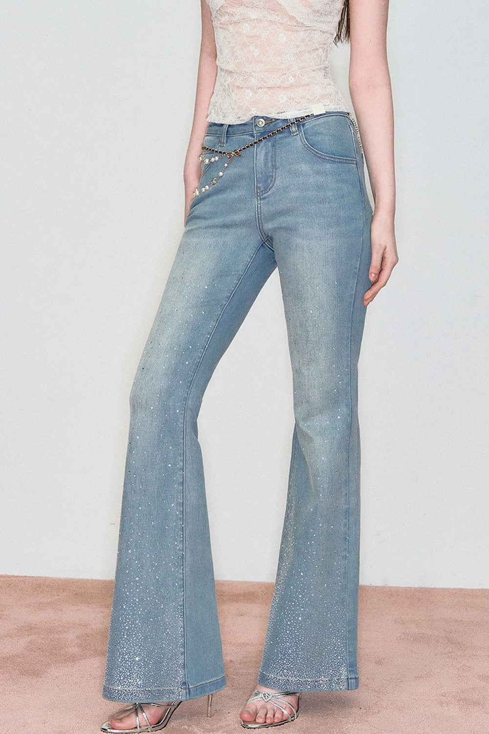 Retro-Jeans mit Strass und ausgestelltem Bein