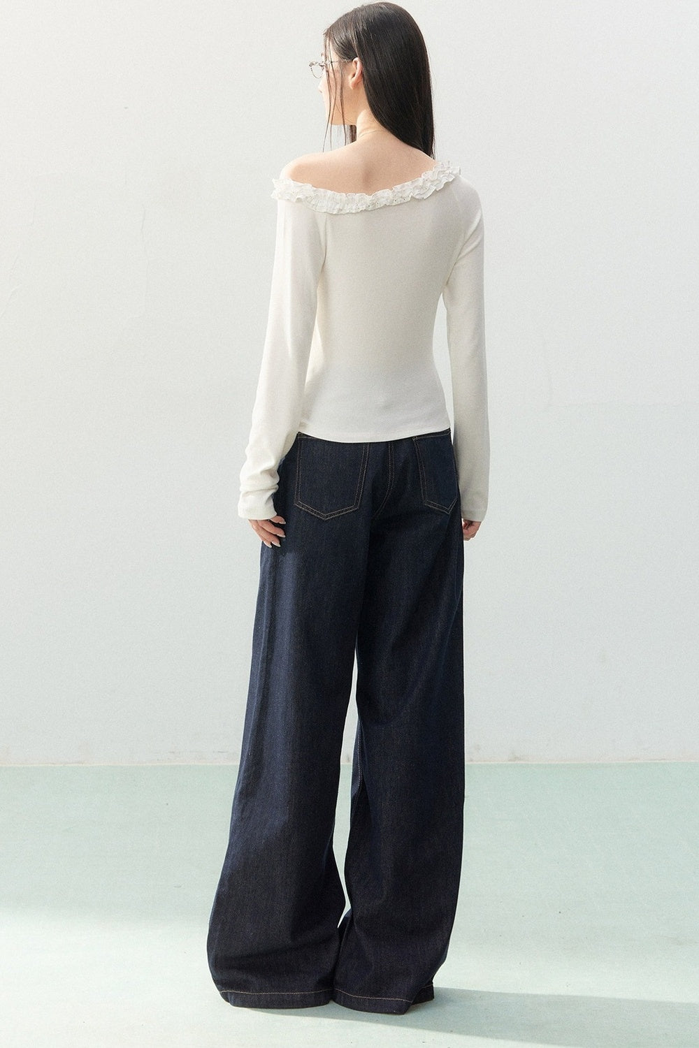 Ensemble haut de base à col fleuri et épaule asymétrique