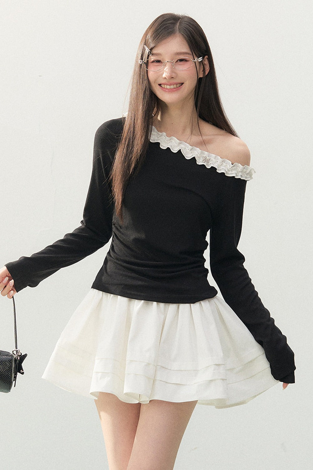 Ensemble haut de base à col fleuri et épaule asymétrique