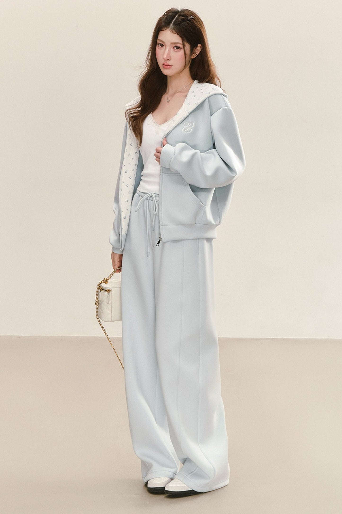 Completo con giacca con cappuccio dalla vestibilità comoda e pantaloni della tuta a gamba larga